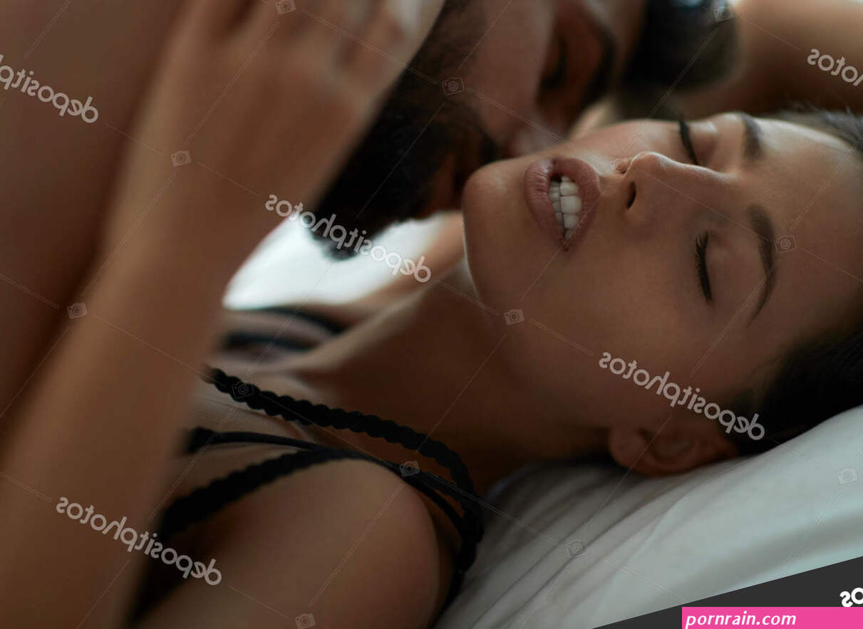 Joven Pareja Hombre Mujer Haciendo Amor Teniendo Sexo Apasionado Cama Foto de stock 232994806 luckybusiness