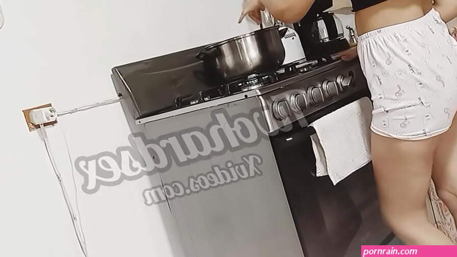 veo a mi sobrina cocinando con su pantalon corto sexy y ver su culo delicioso me provoca darle una cogida rapida...