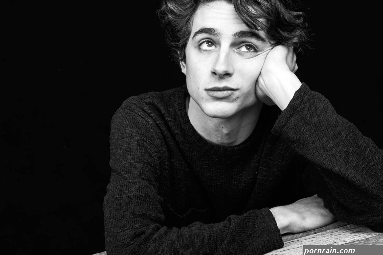 Download Timothée Chalamet dovent og kedeligt fotografiert mot bakgrunnshyperopp