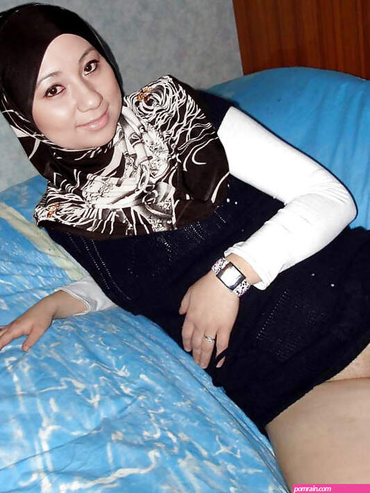 Islamic Turkish Woman Revealing Pussy