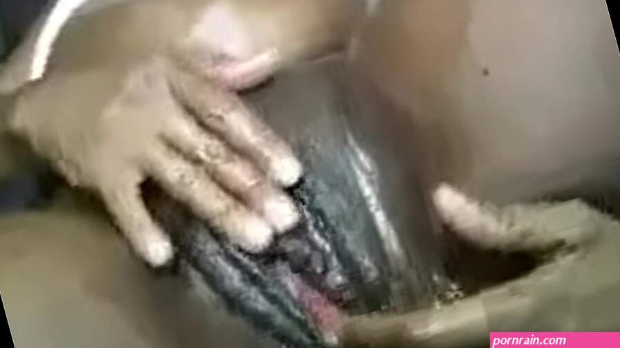 She got a sweet wet pusy squirting