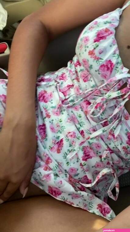 Peachyneeshx in car