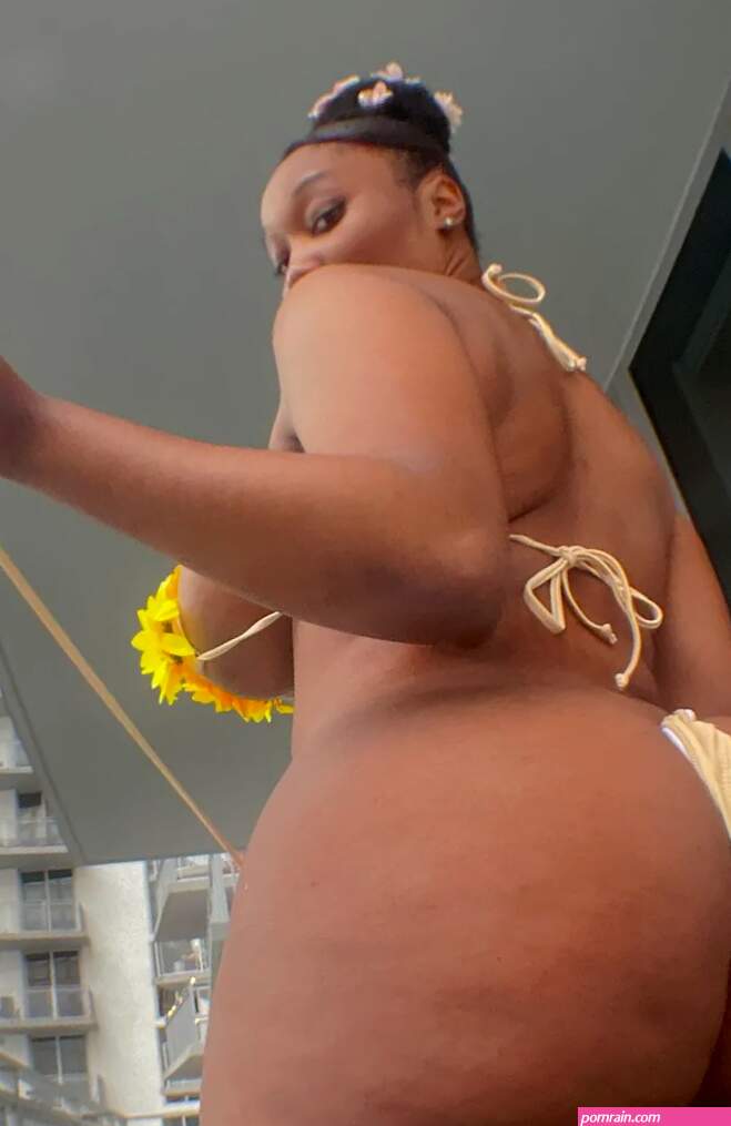 Lily Dior is gorgeous check out her photos