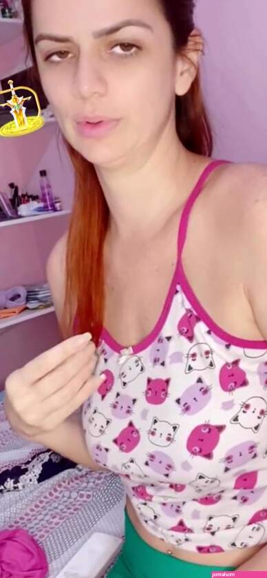 Flashing her pussy throughout BIGO Live bailes descuidos minifaldas panties y ms.