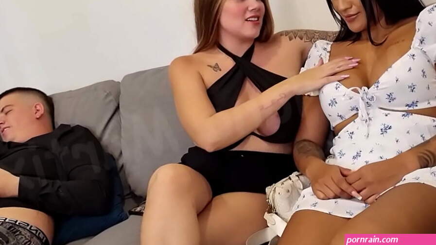 Sara Blonde is unfaithful to her boyfriend with Mariana Martix