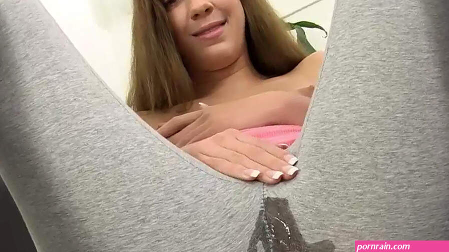Sensual Elis Gilbert pees into tight leggins after sexy selfies