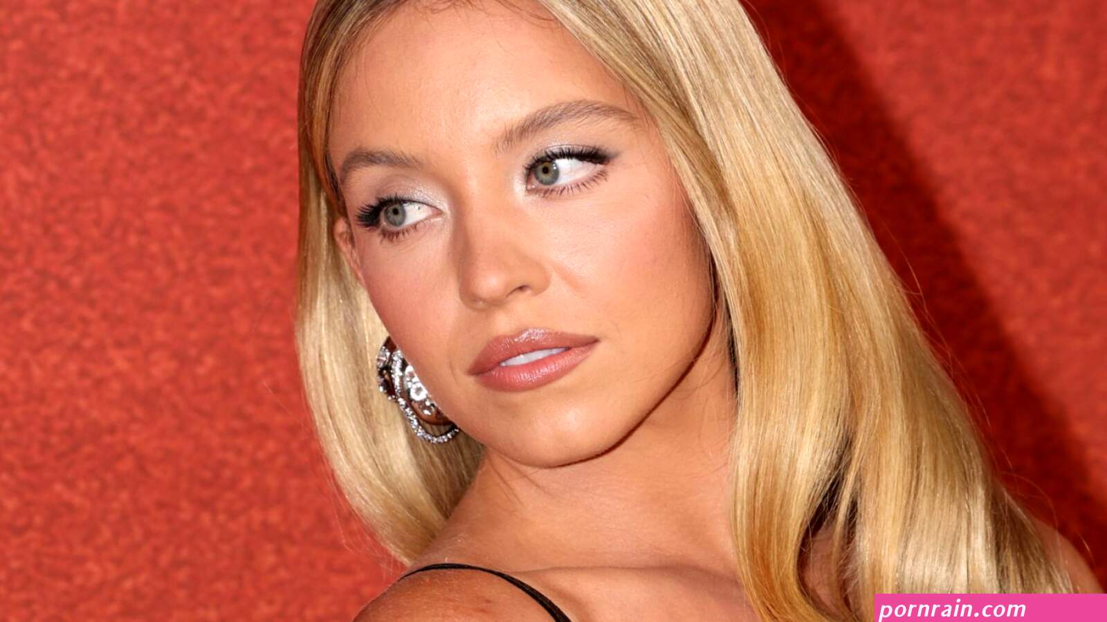 Sydney Sweeney wows by showing off her luscious breasts in an ultra low-cut swim