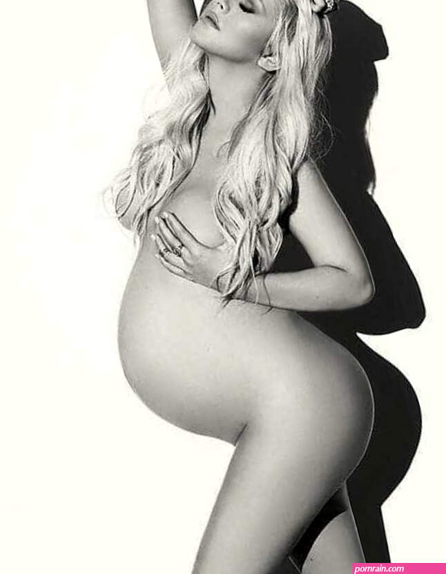Christina Aguilera grvida e nua em revista
