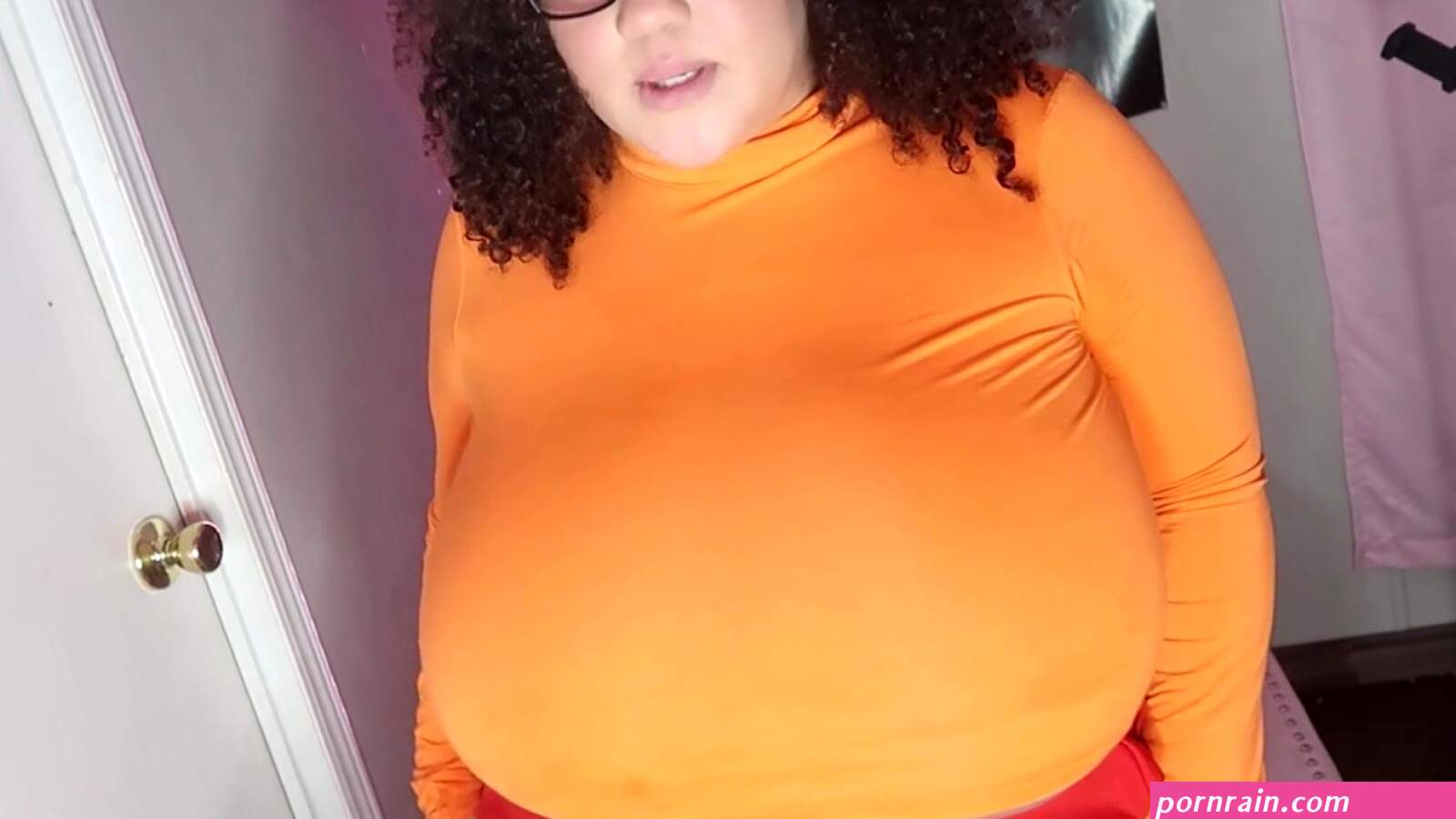 Kweenbailey23 hides stuff under her tits