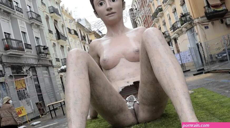 Mutilan una falla que mostraba a una mujer desnuda en Valencia y destrozan su zona genital