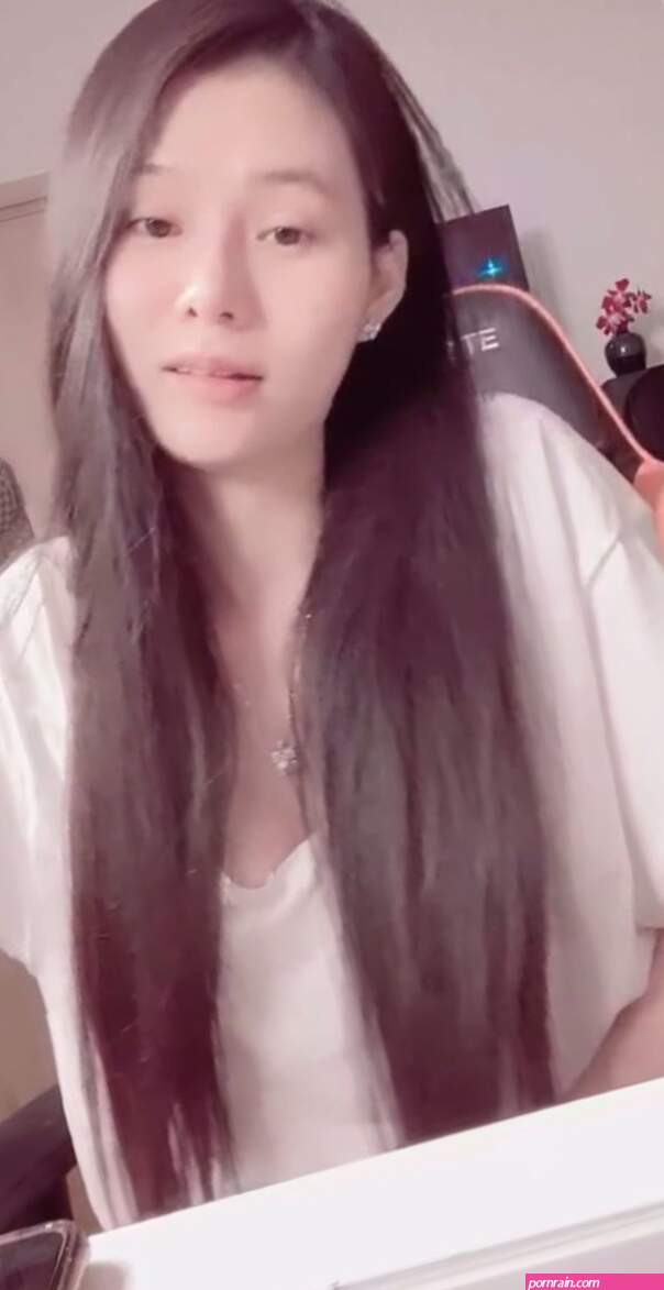 Asian girl nipple slip.