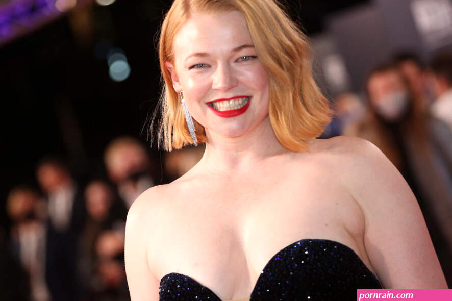 Sarah Snook says the unrealistic beauty standard in Hollywood makes more wome