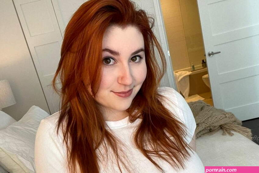 Things you need to know about Model Isla Moon