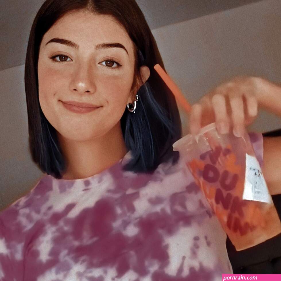 Charli DAmelio in 2020 Aesthetic girl Girl icons Cute photos