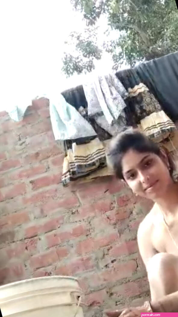 Desi village Bhabhi Nude bath MMS video leaked -...