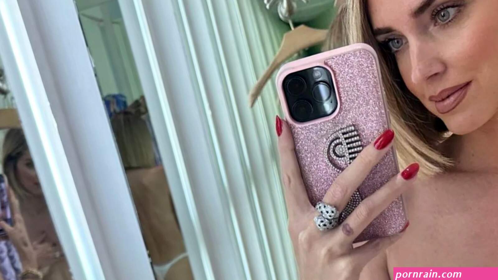 Chiara Ferragni in topless: il selfie in perizoma è un manifesto di libertà
