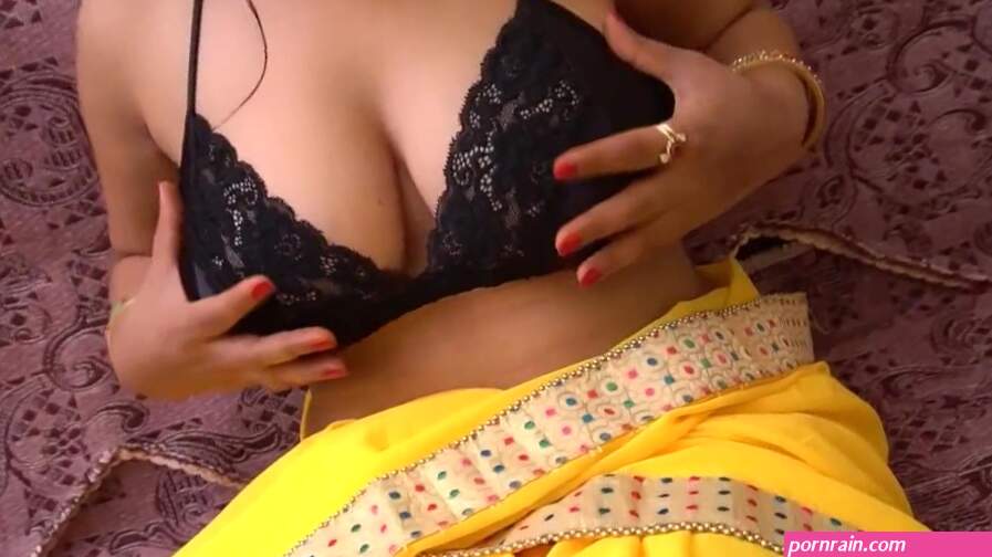 Desi Pari Hot Indian Bhabhi Has Big Boobs and a Sweet Pussy