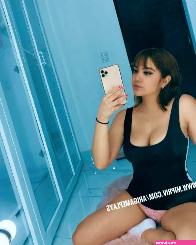 Ari game play desnuda
