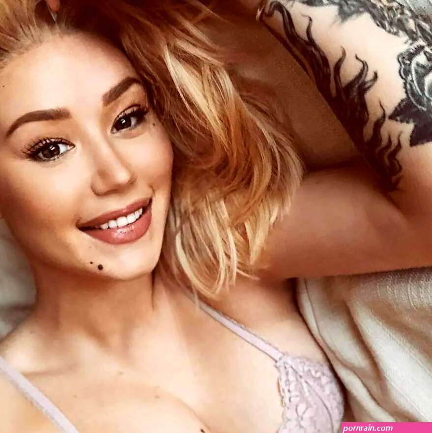 Iggy Azaleas fans praise her beautiful smile as she ditches her trademark pou