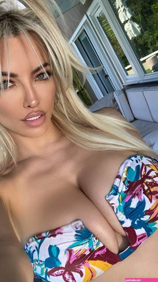 Picture of Lindsey Pelas