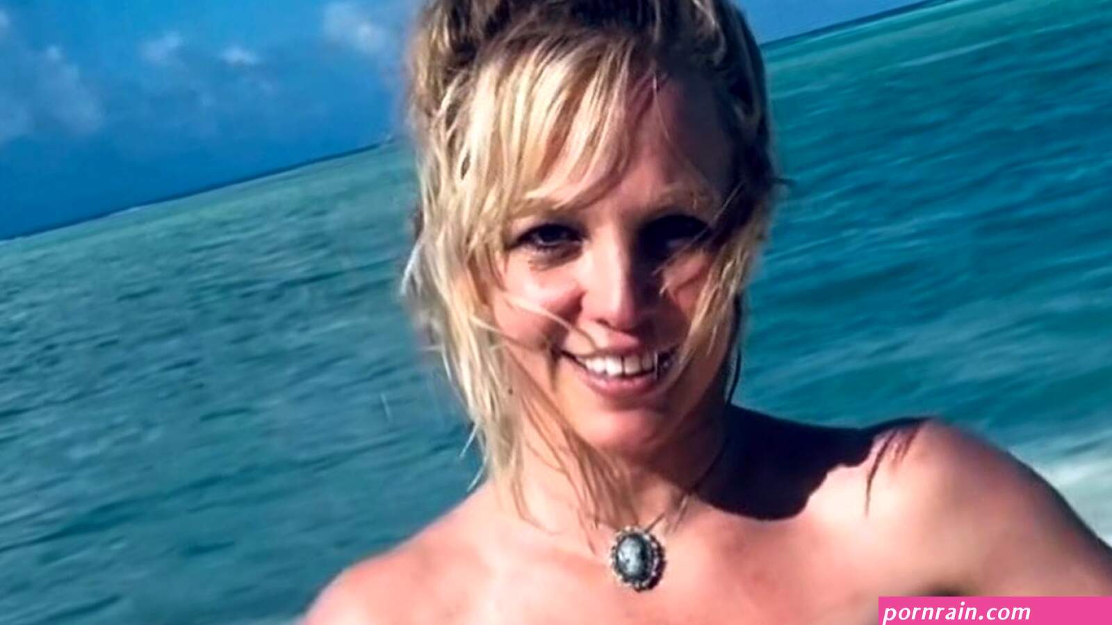 Hei! Britney Spears rekelt sich vollkommen nackt am Strand