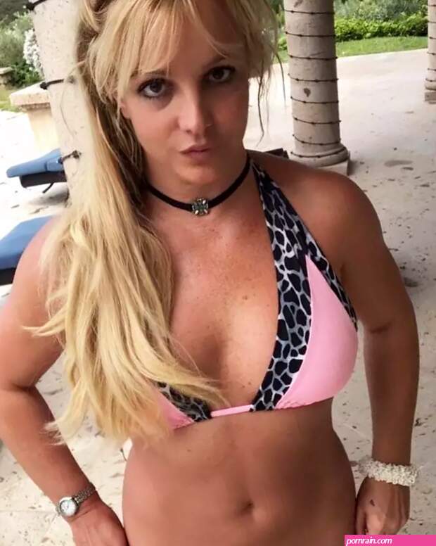 Britney Spears is teasing fans with a throwback pool picture with little kids Ph