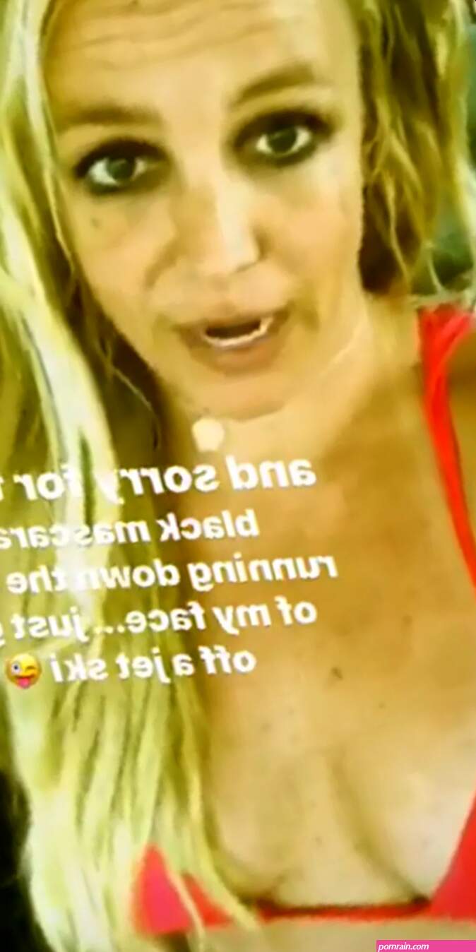 Britney Spears accuses paparazzi of Photoshopping her bikini photos to make her