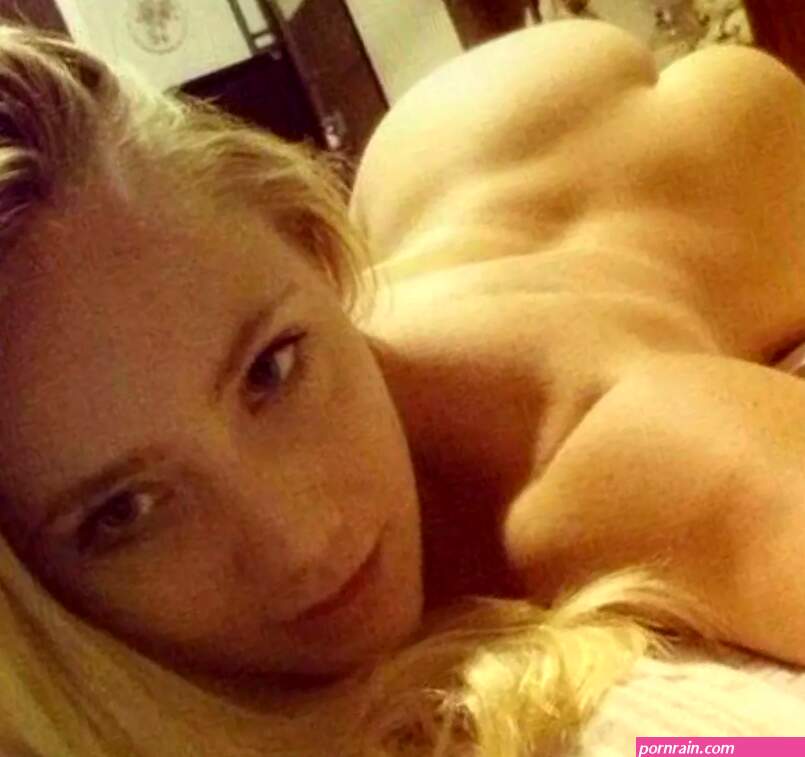 Naked blonde selfies