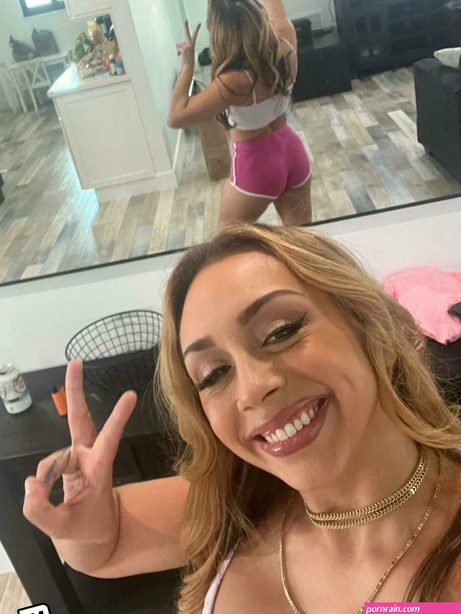 Lilly Hall Nude OnlyFans Leaks