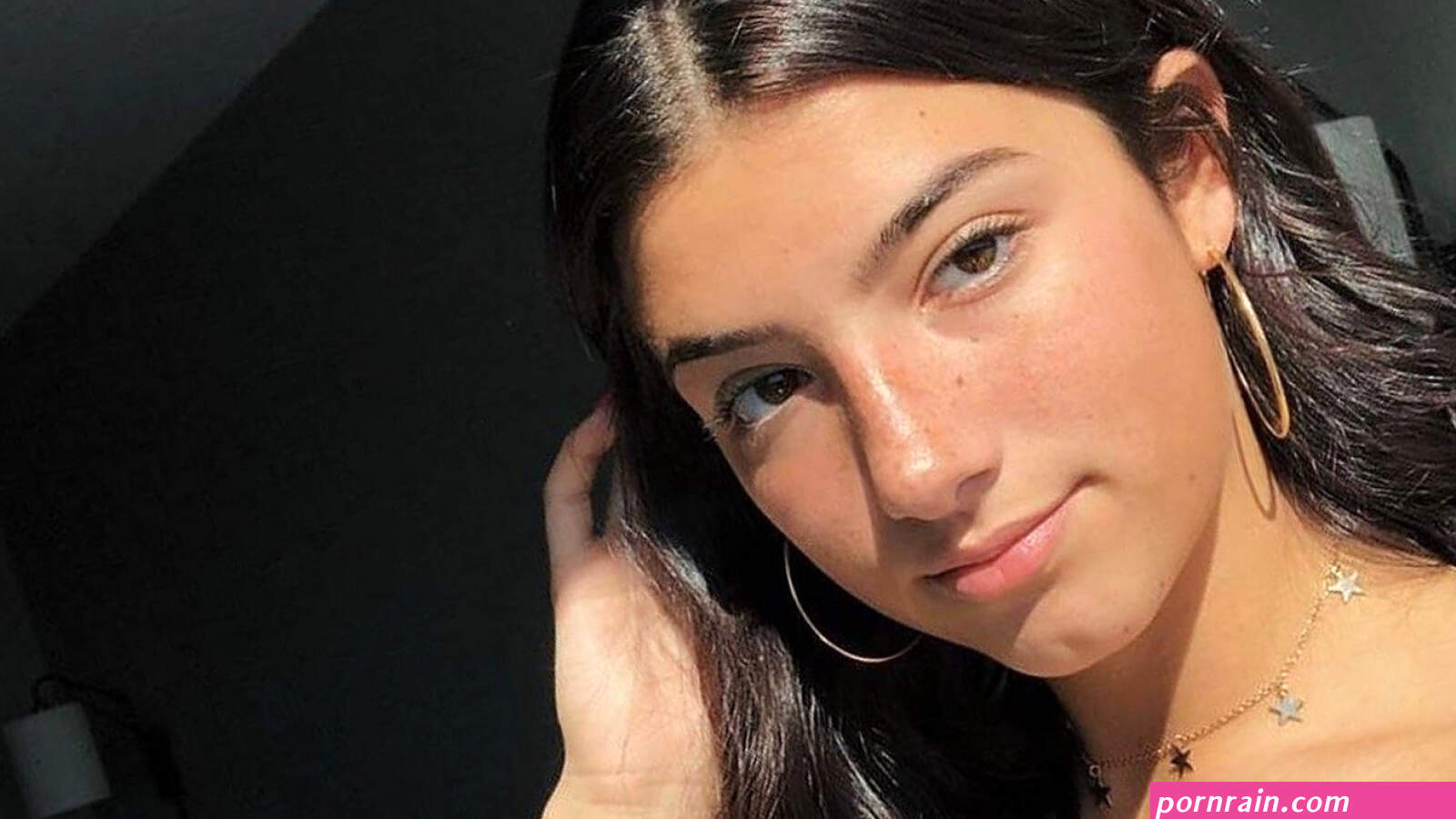 Download Charli Damelio Selfie Wallpaper