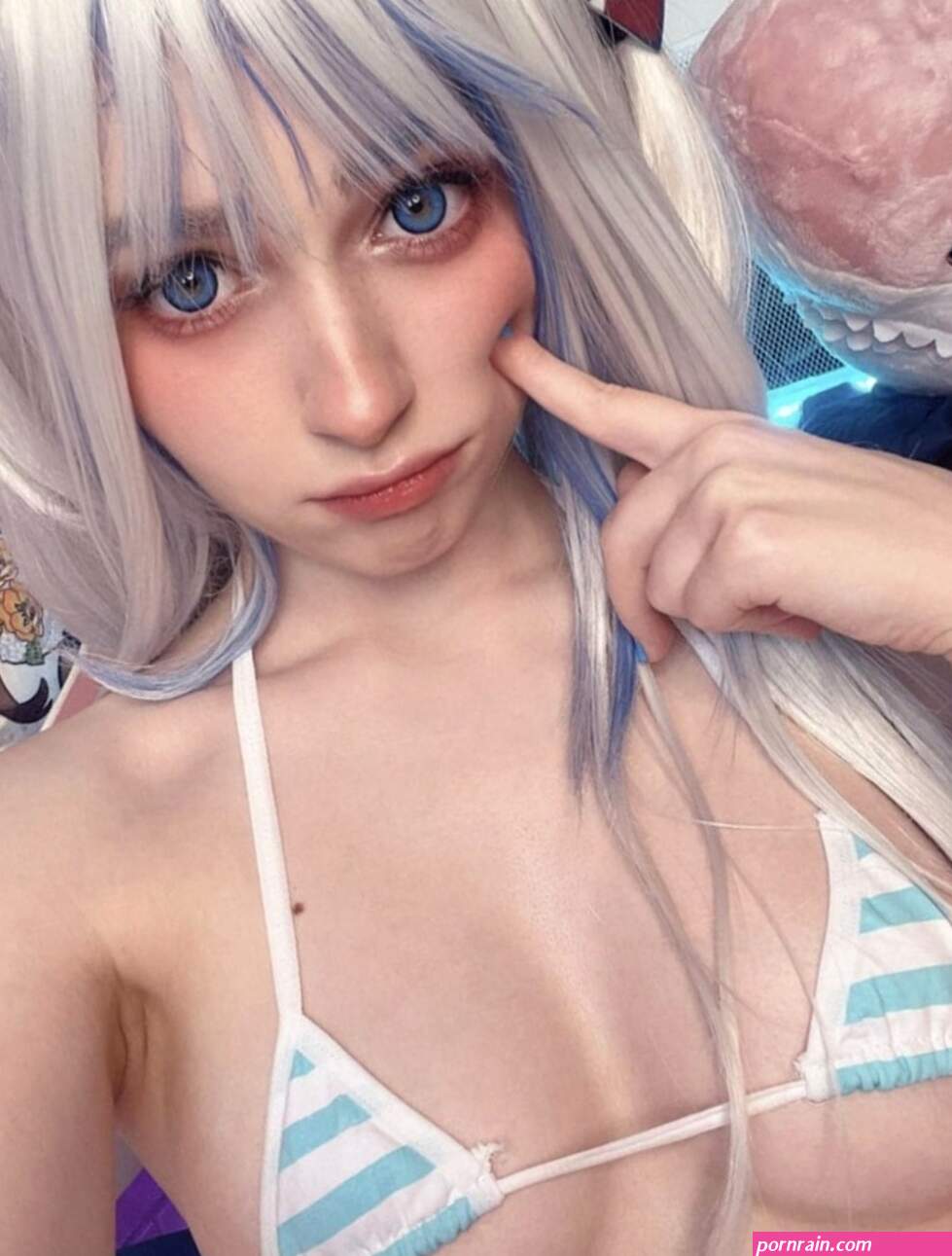 Model Ravvcoser ravvcoser dalam cosplay Gawr Gura dari Hololive