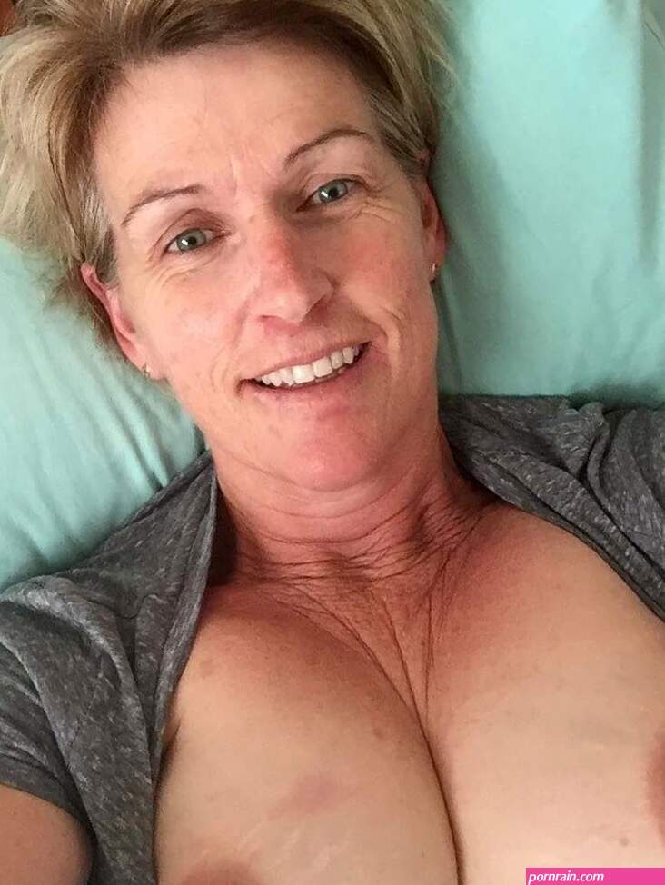 Sexting pics and nude cam snaps from this grandma