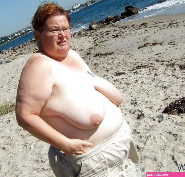 Grandma nude outdoor 01.