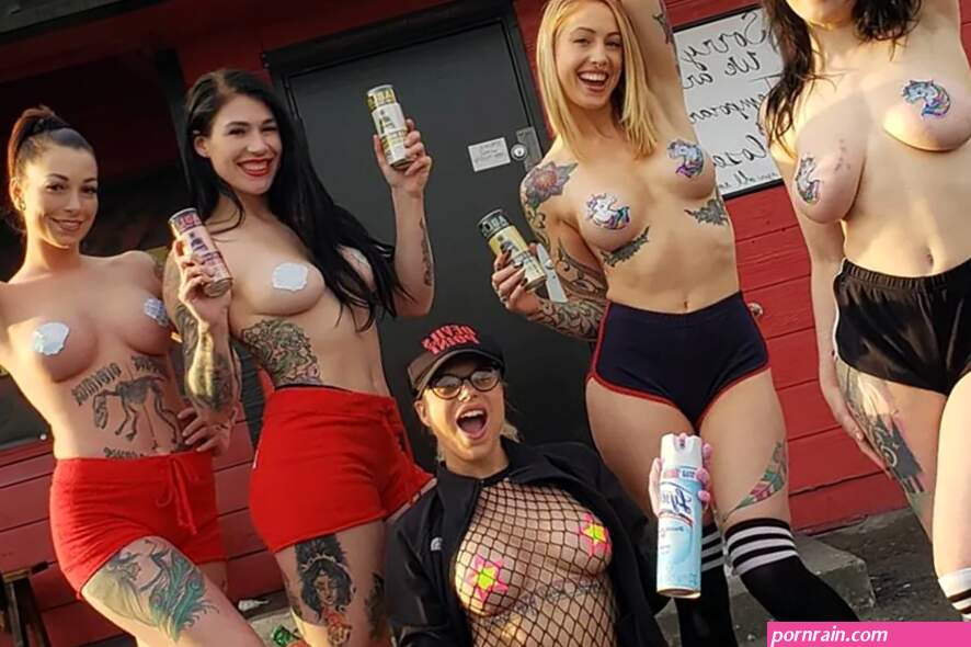 Strippers Pivot to Topless Food Delivery Amid Pandemic
