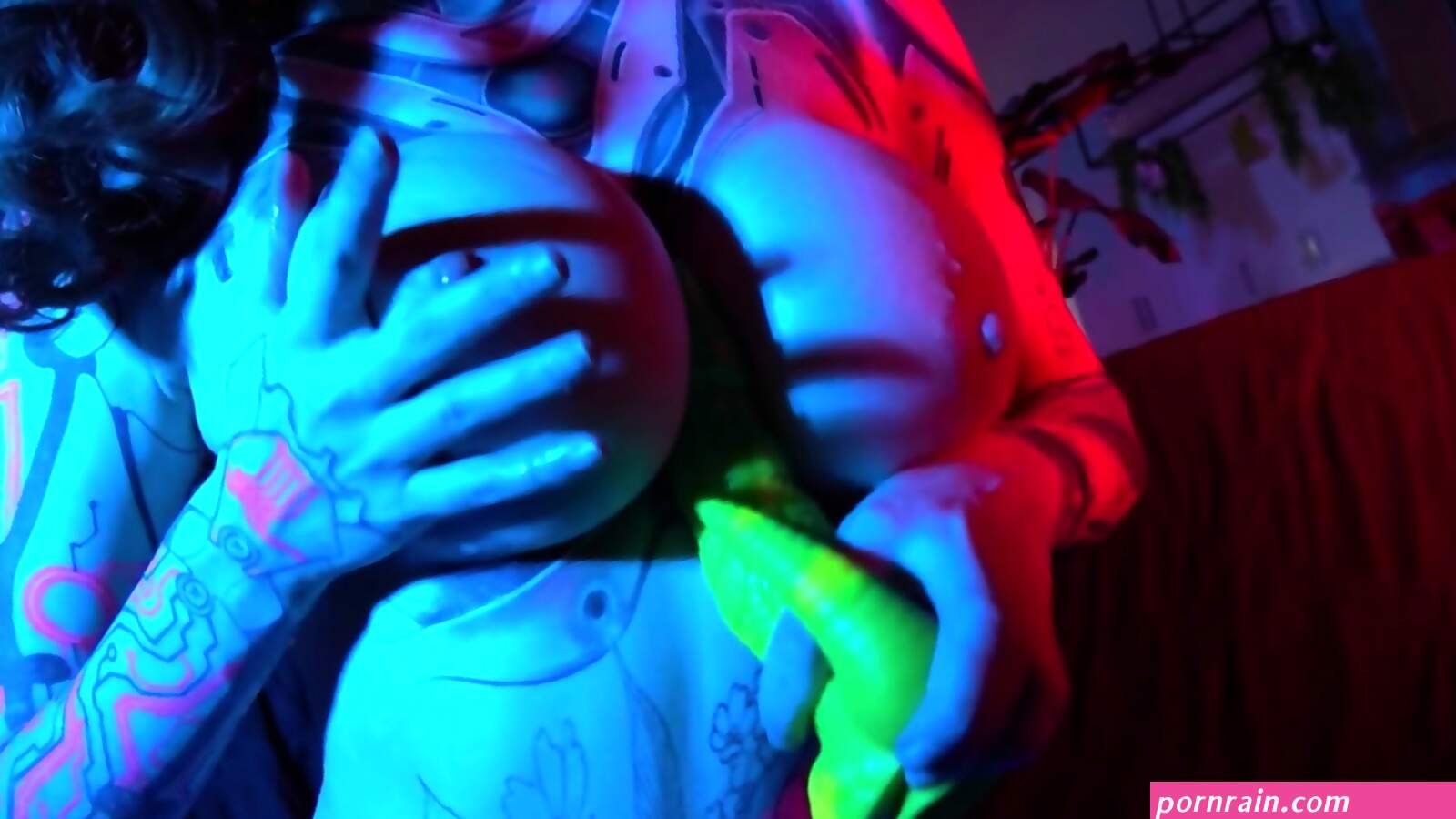pinup Looking Tatted pixie of a Bimbo Cosplays Being Let Out of a Vault Auditioning for the Role of Wife Via Fucking Herself Hard in Bisexual Strong Neon Lighting
