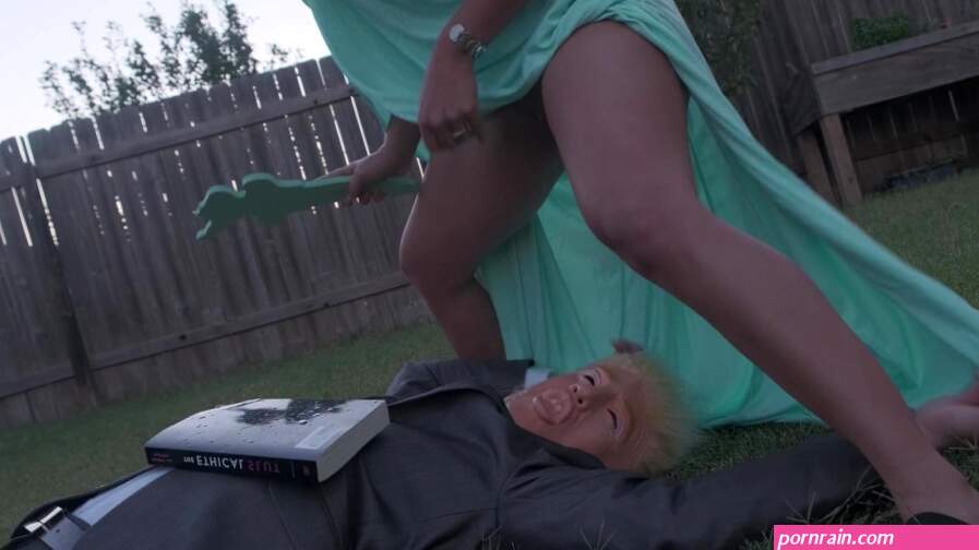 Tiny Dick Narcissist buffoon gets what he deserves from Lady Liberty