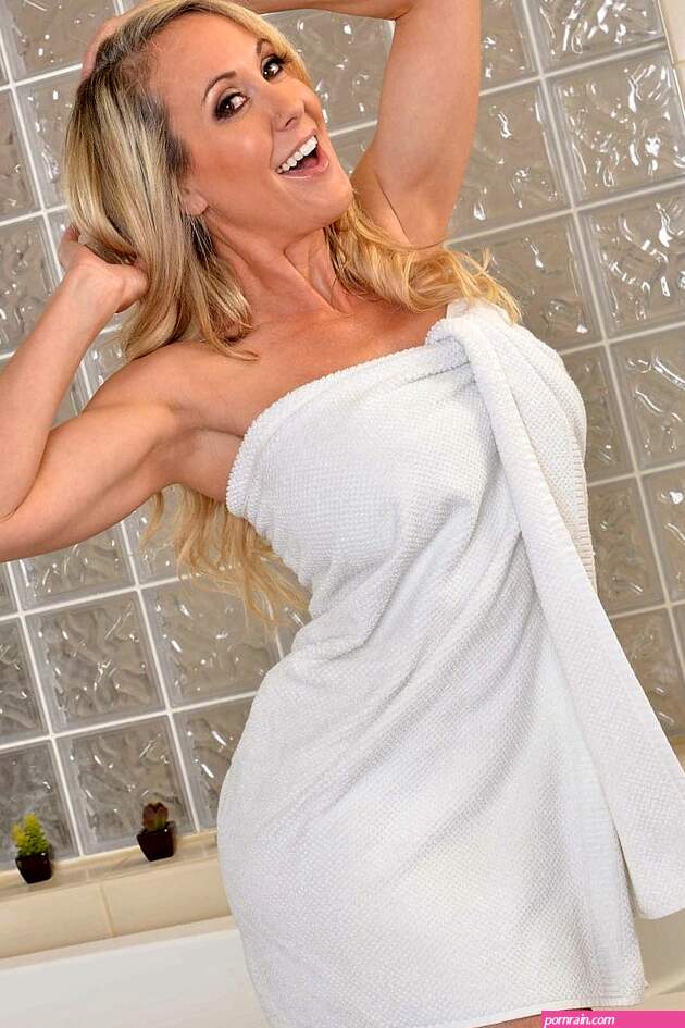 Babe Today Naughty America Brandi Love Holiday Brunette Xnx Mobile Porn Pics