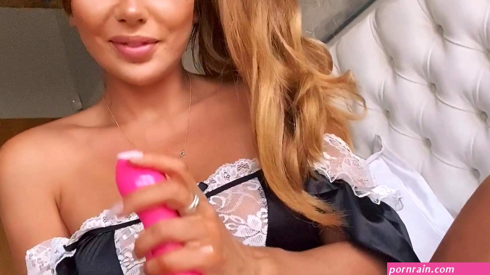 Bonnie Locket Deep Pussy Penetration With Toys