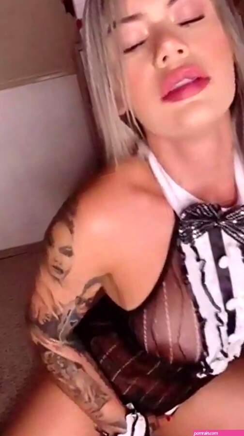 Cintia Cossio cogiéndose un muñeco