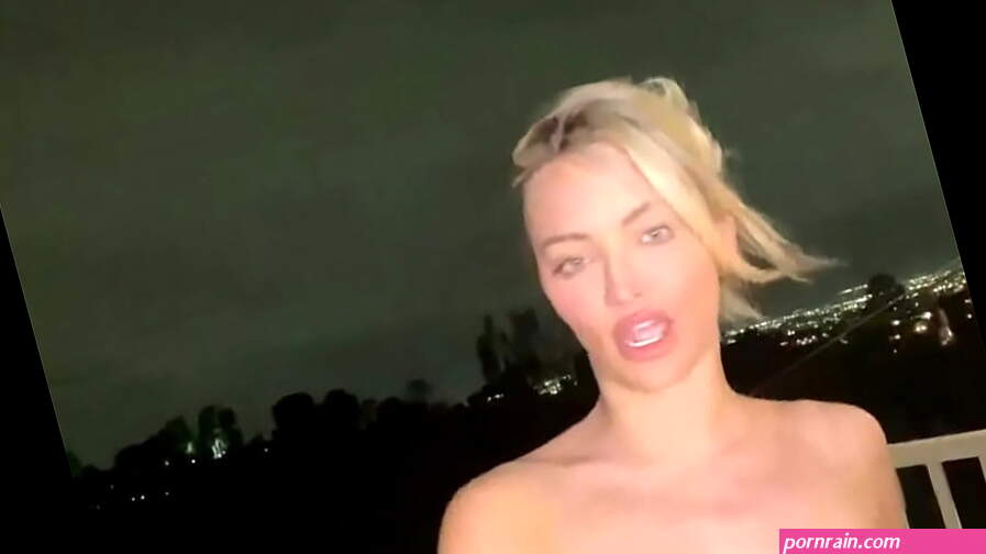 Lindsey Pelas live naked