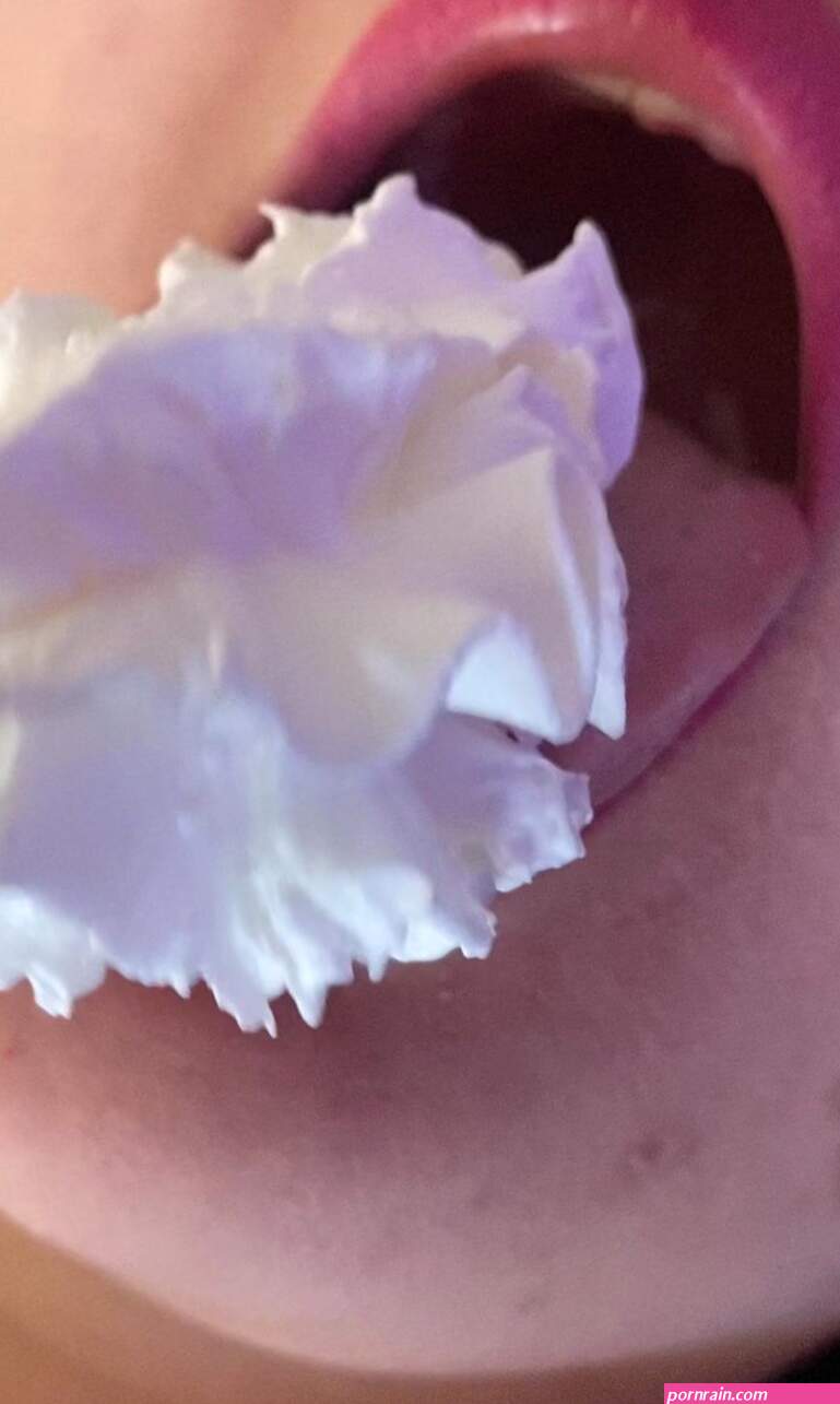 Aroomi Kim puts Whip cream in her Mouth Onlyfans Tape