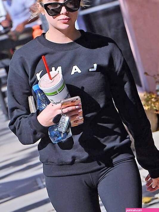 12 Celebrities with serious cameltoe! Pandesia World