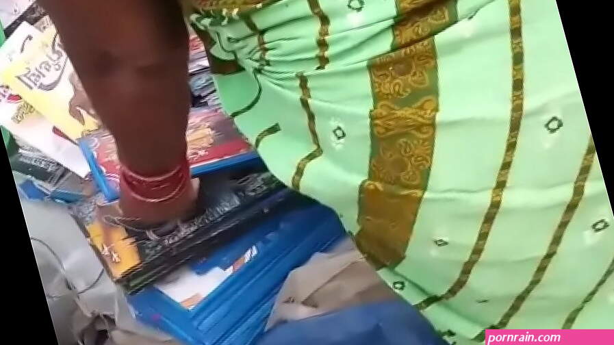 Desi aged aurot ki tight gaand..and sexy backless blouse