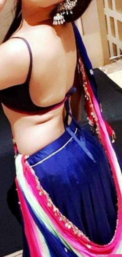 Saree me moti gaand dikhati hot bhabhi ki photos