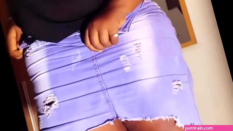 Nigeria girl showing her body