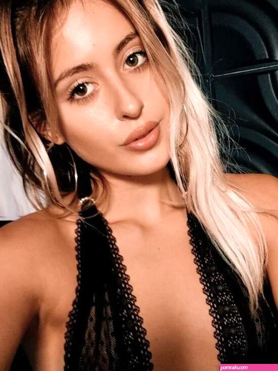 Rosiebones Cam Model: Free Live Sex Show Chat