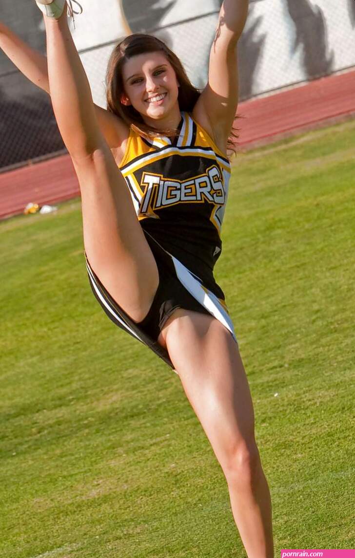 SPORT damsels upskirt moist undies voyeur beach outdoors