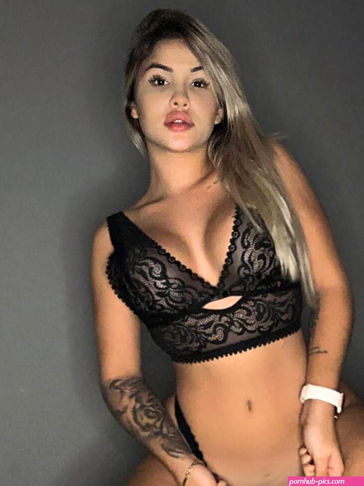 Antes de chegar no motel pra gravar no aguentei e fod a novinha no carro mesmo
