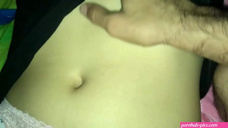 Traiciono a mi hermanastro cuando sale a trabajar y me follo a su novia Ebony culona latina.