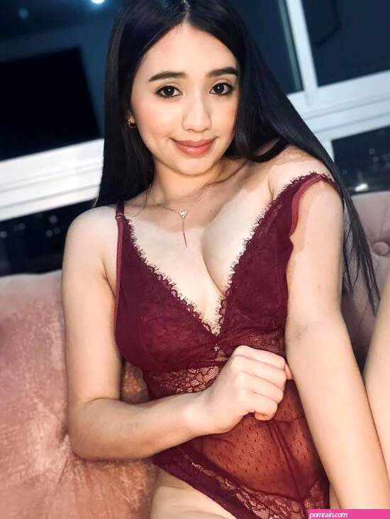 LovelyZoe Webcam Model Profile